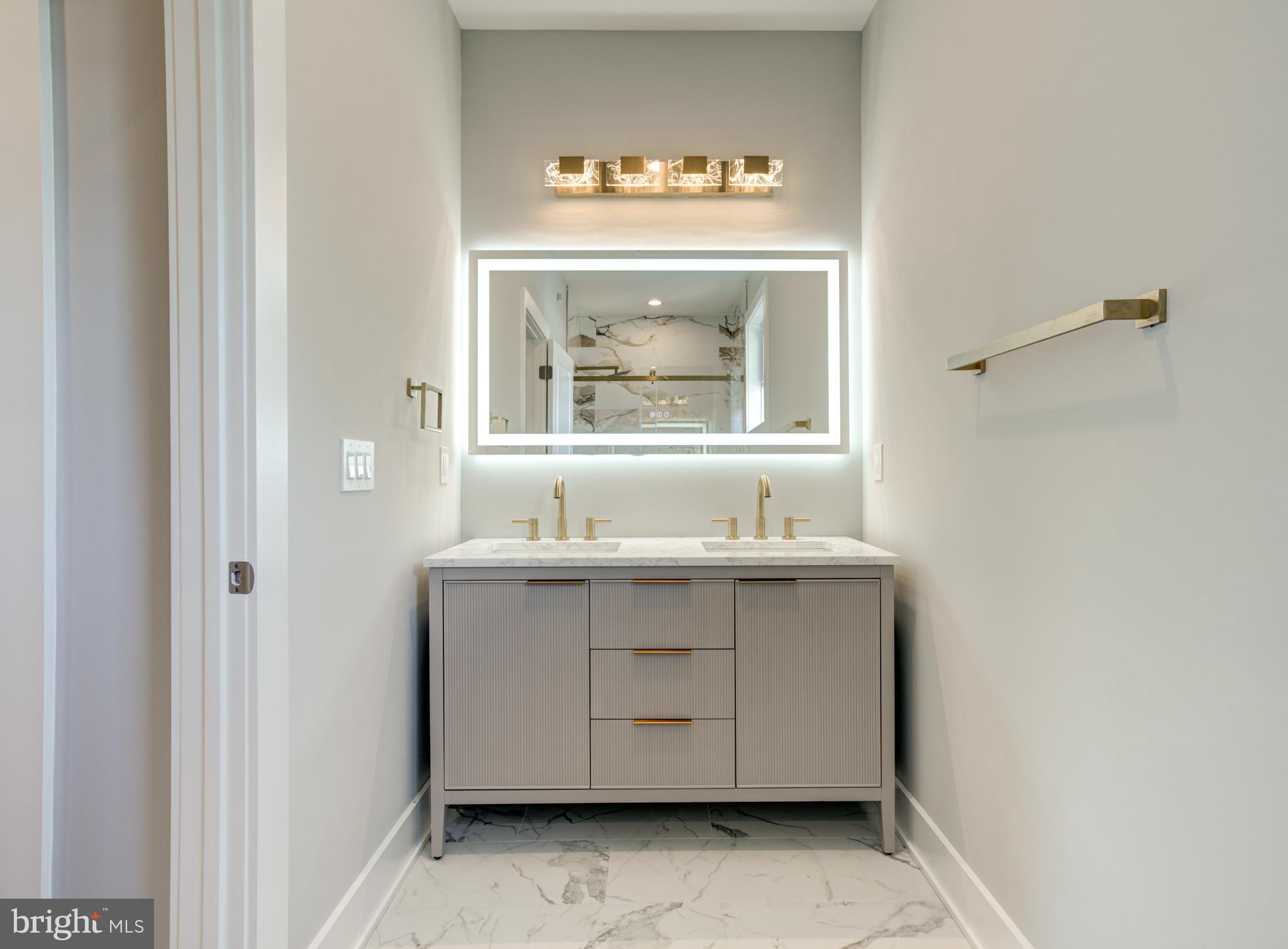 1941 N LEITHGOW STREET