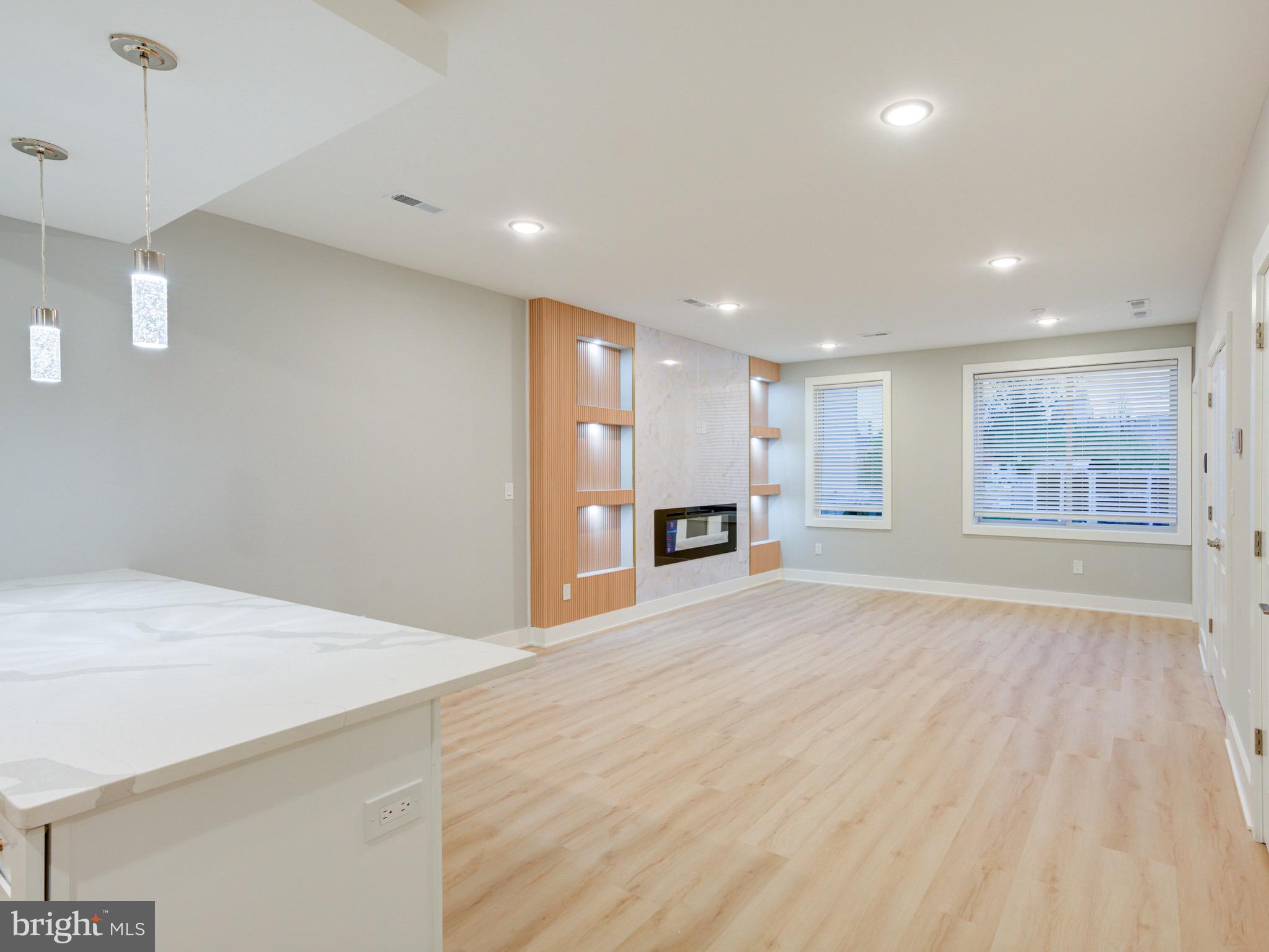 1933 N LEITHGOW STREET 35