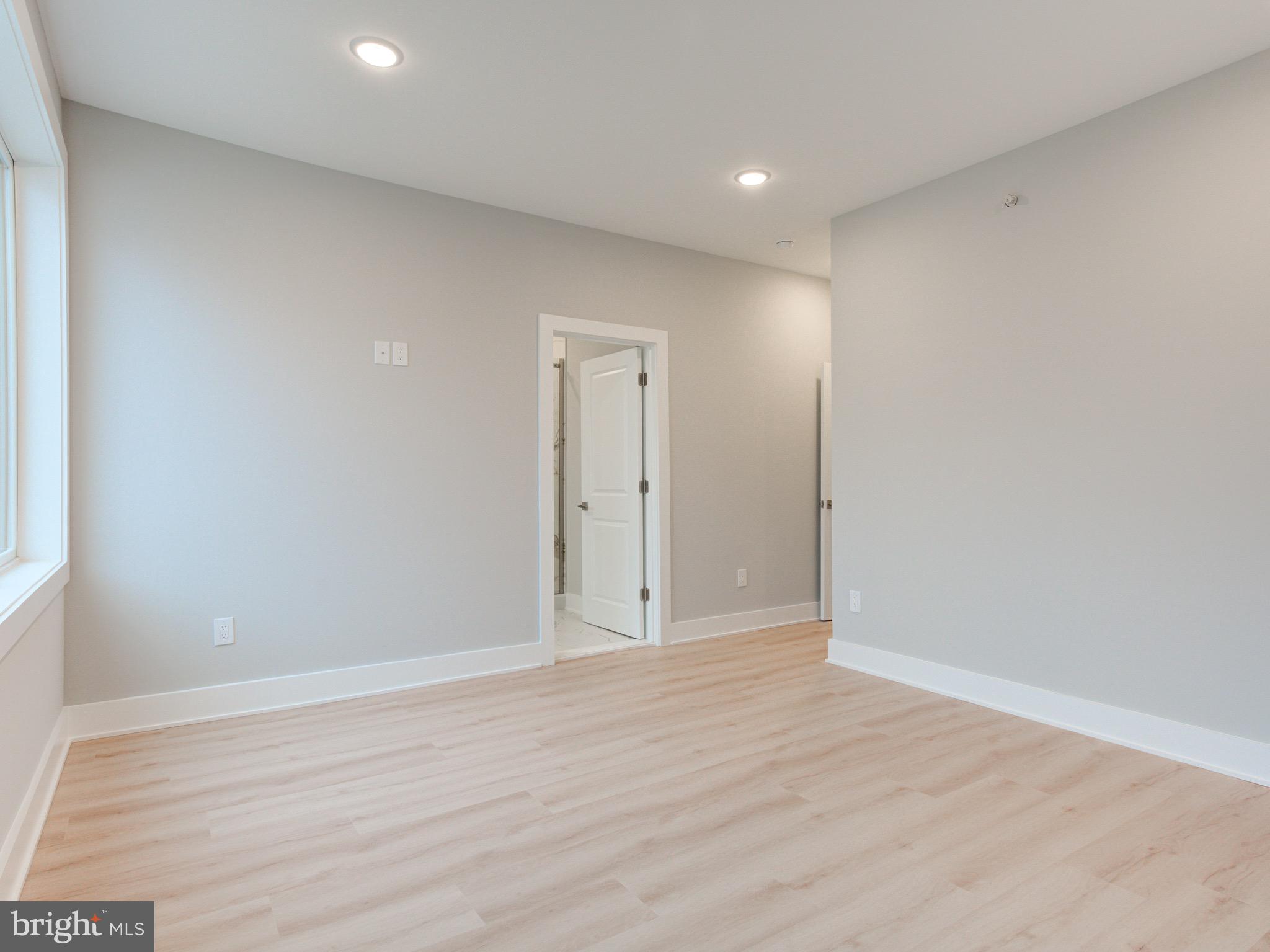 1933 N LEITHGOW STREET 35