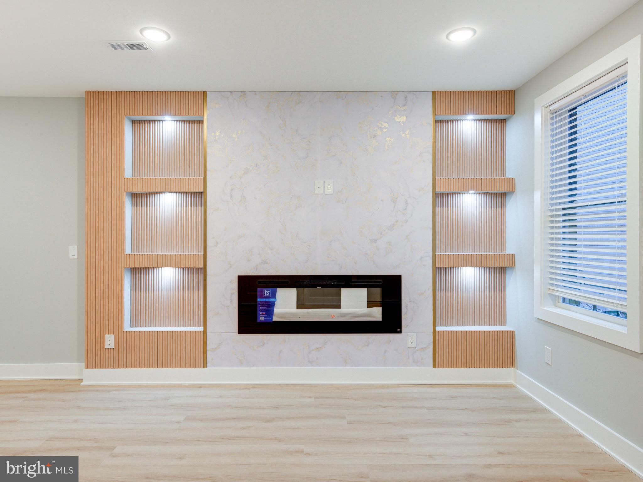 1933 N LEITHGOW STREET 35