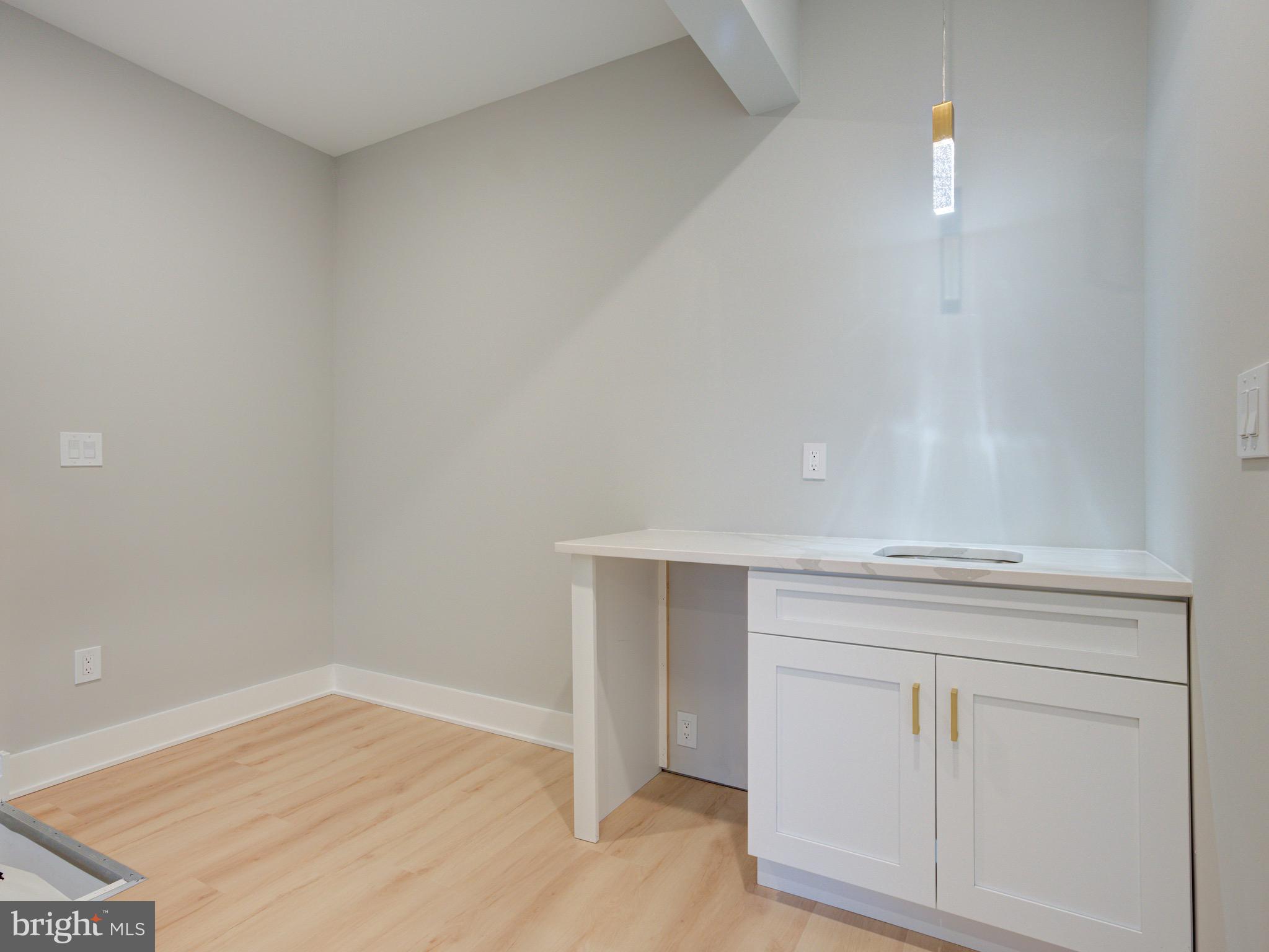 1933 N LEITHGOW STREET 35