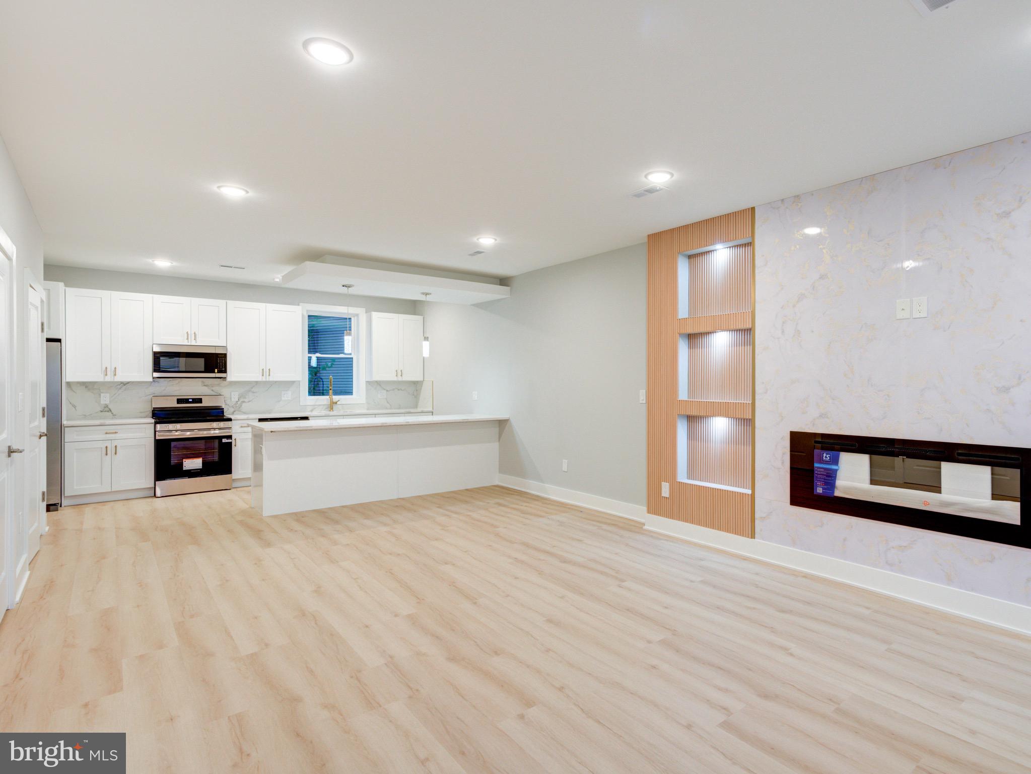 1933 N LEITHGOW STREET 35