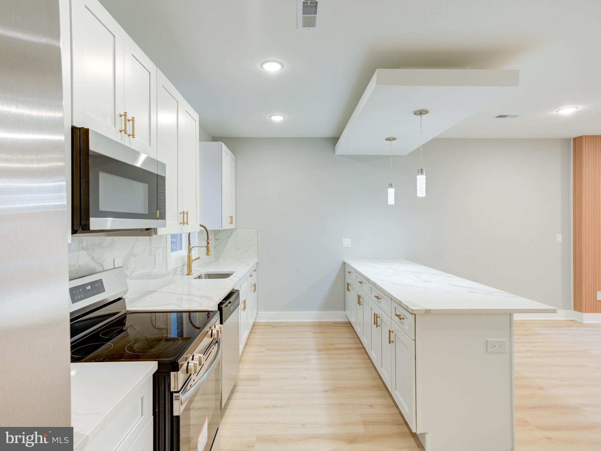 1933 N LEITHGOW STREET 35