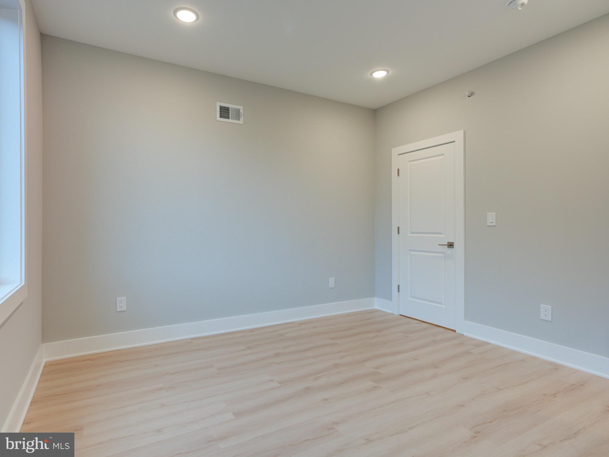 1933 N LEITHGOW STREET 35