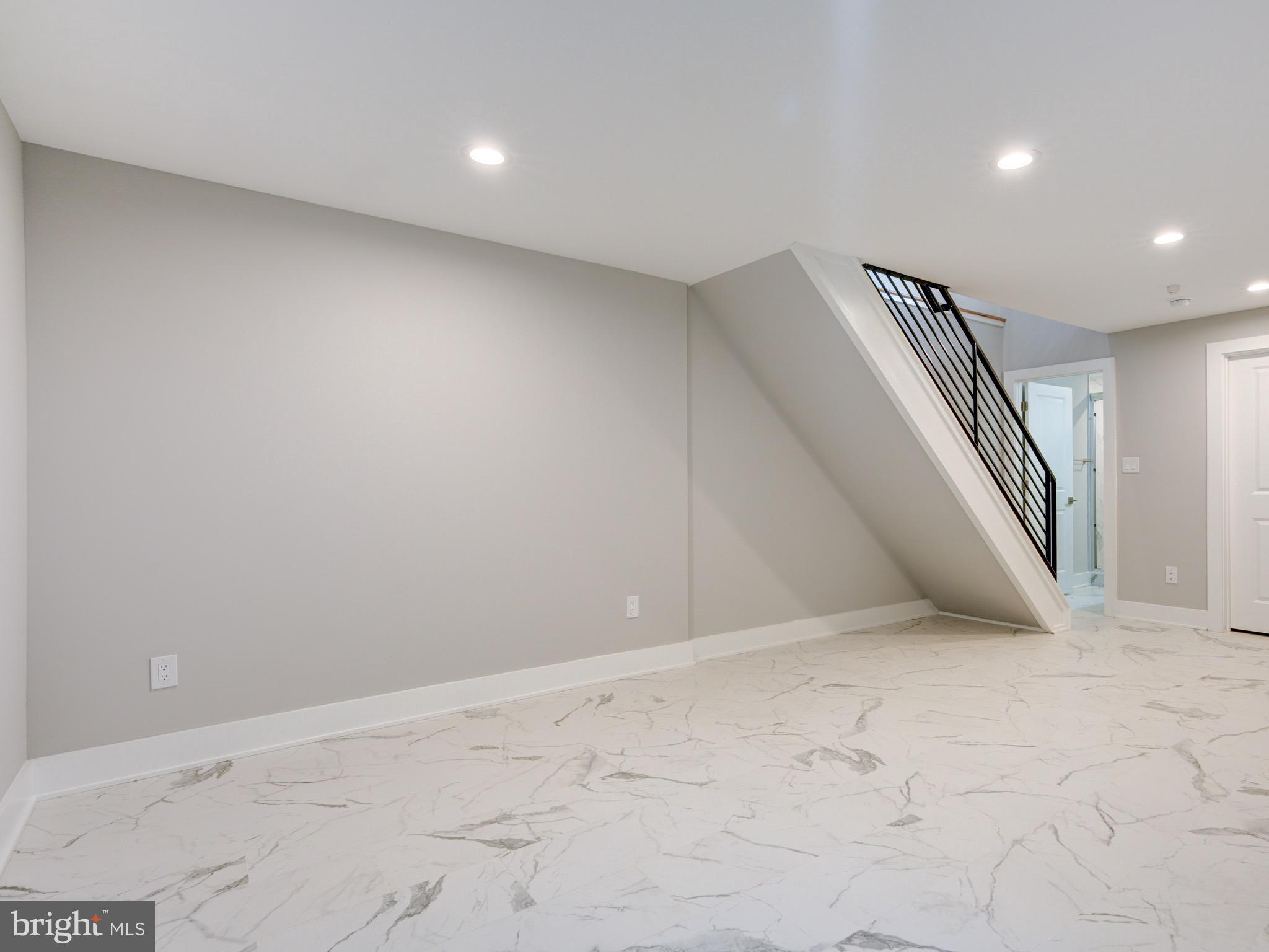 1933 N LEITHGOW STREET 35