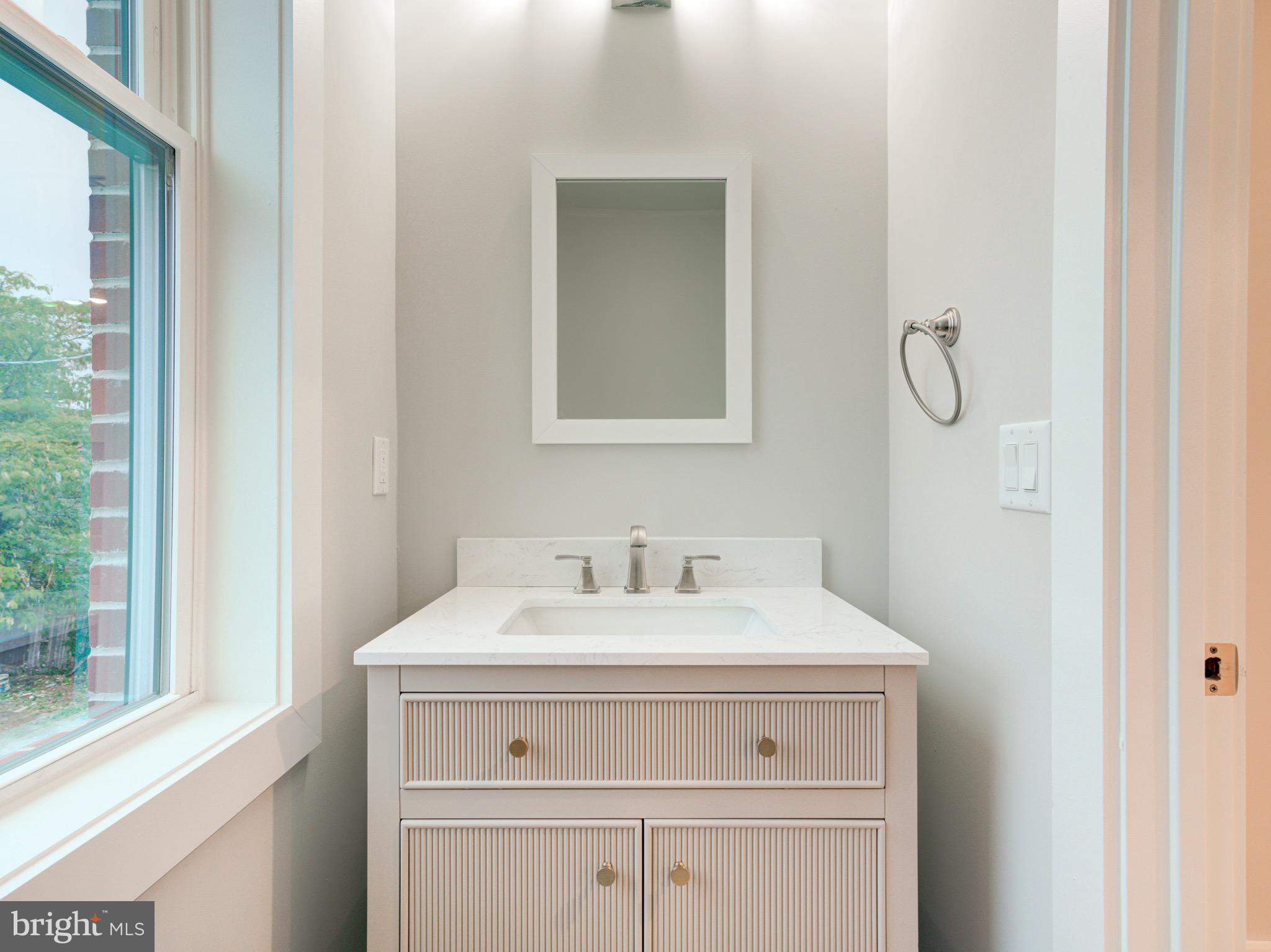 1933 N LEITHGOW STREET 35