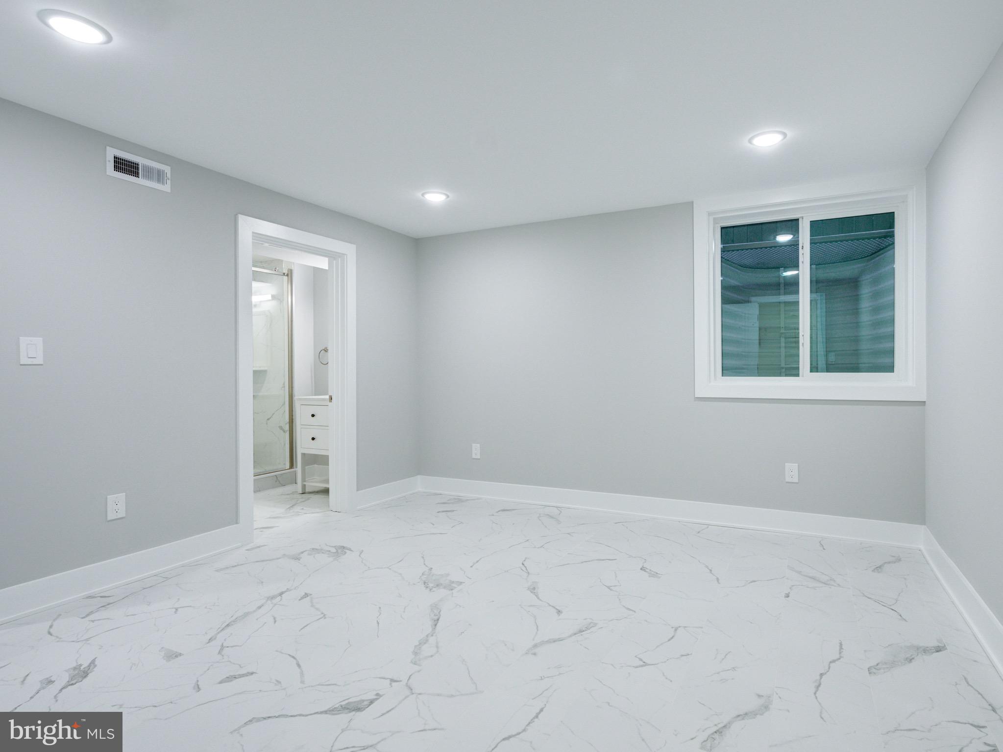 1933 N LEITHGOW STREET 35