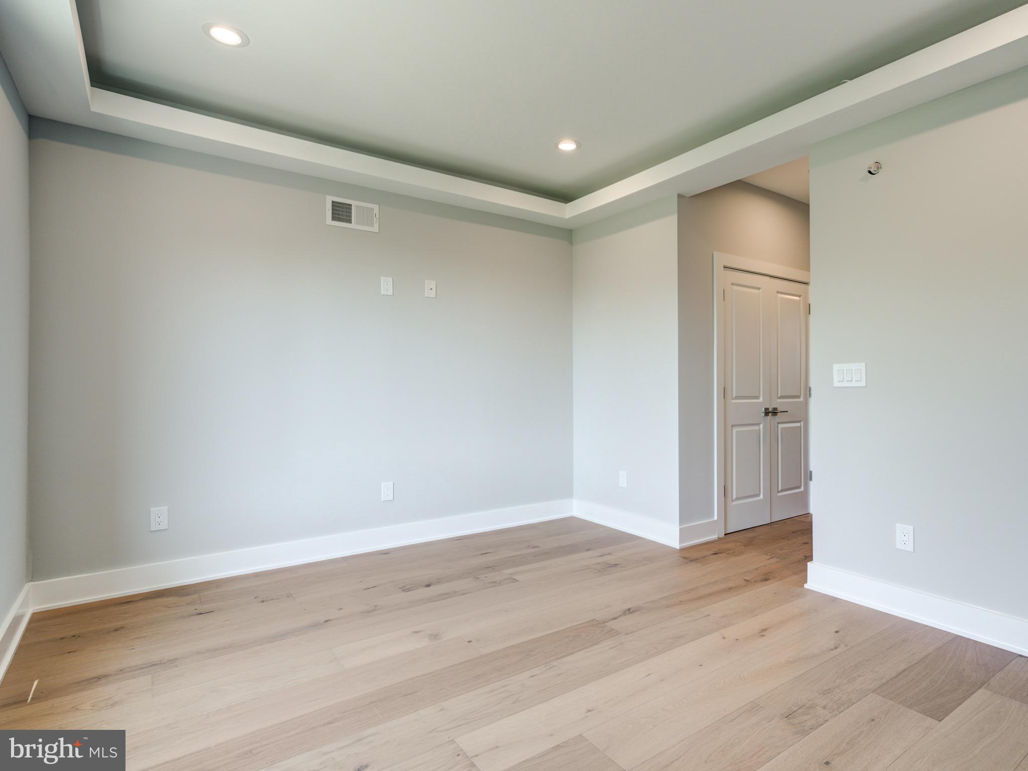 1933 N LEITHGOW STREET 35