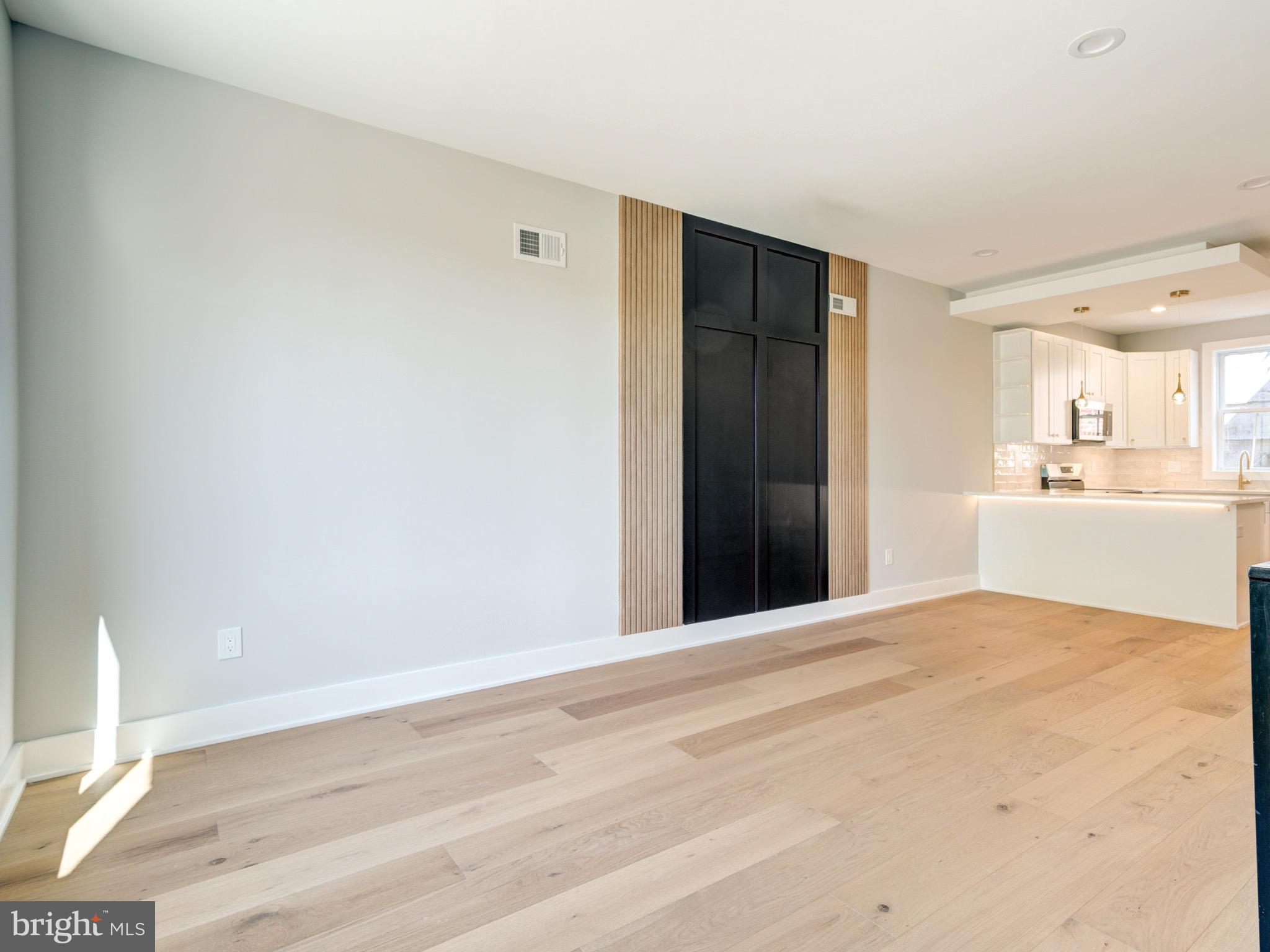 1933 N LEITHGOW STREET 35