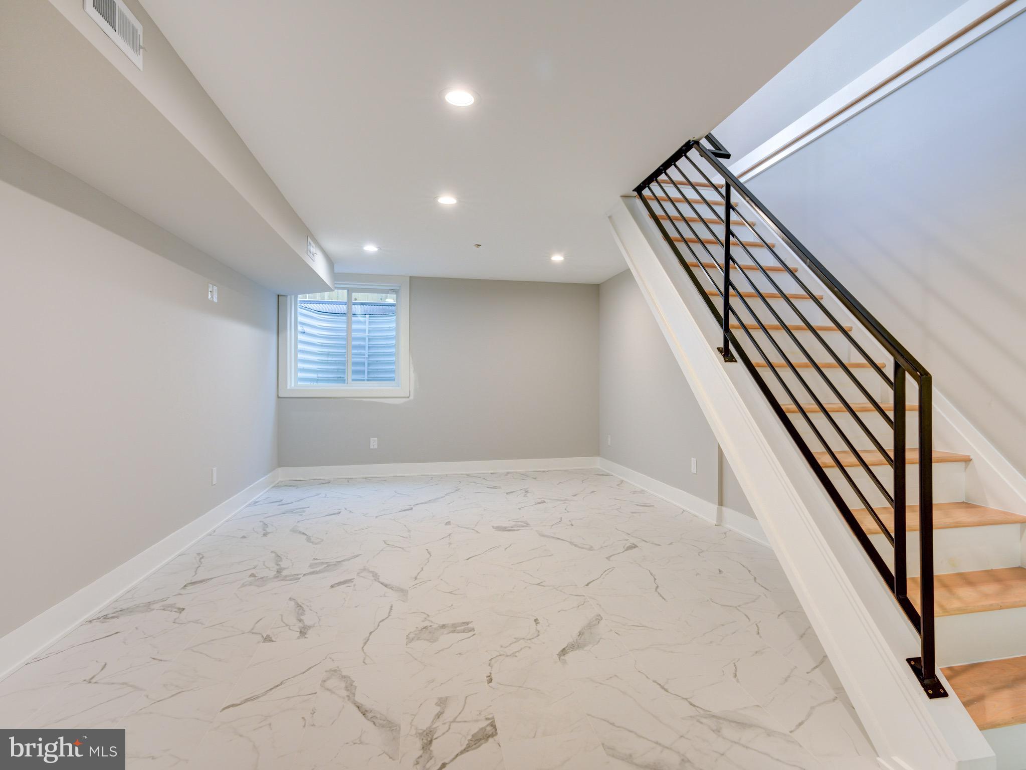 1933 N LEITHGOW STREET 35