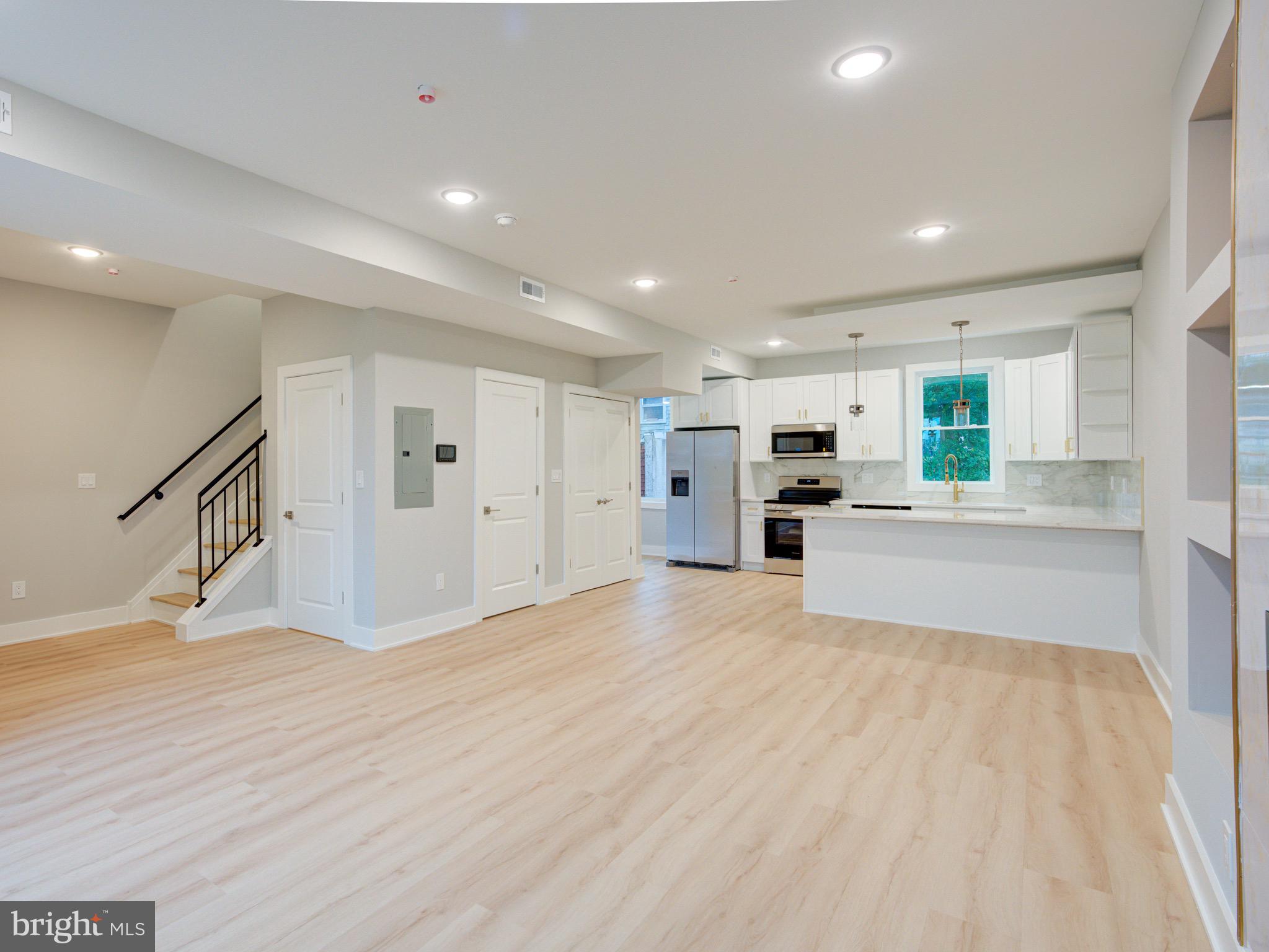 1933 N LEITHGOW STREET 35