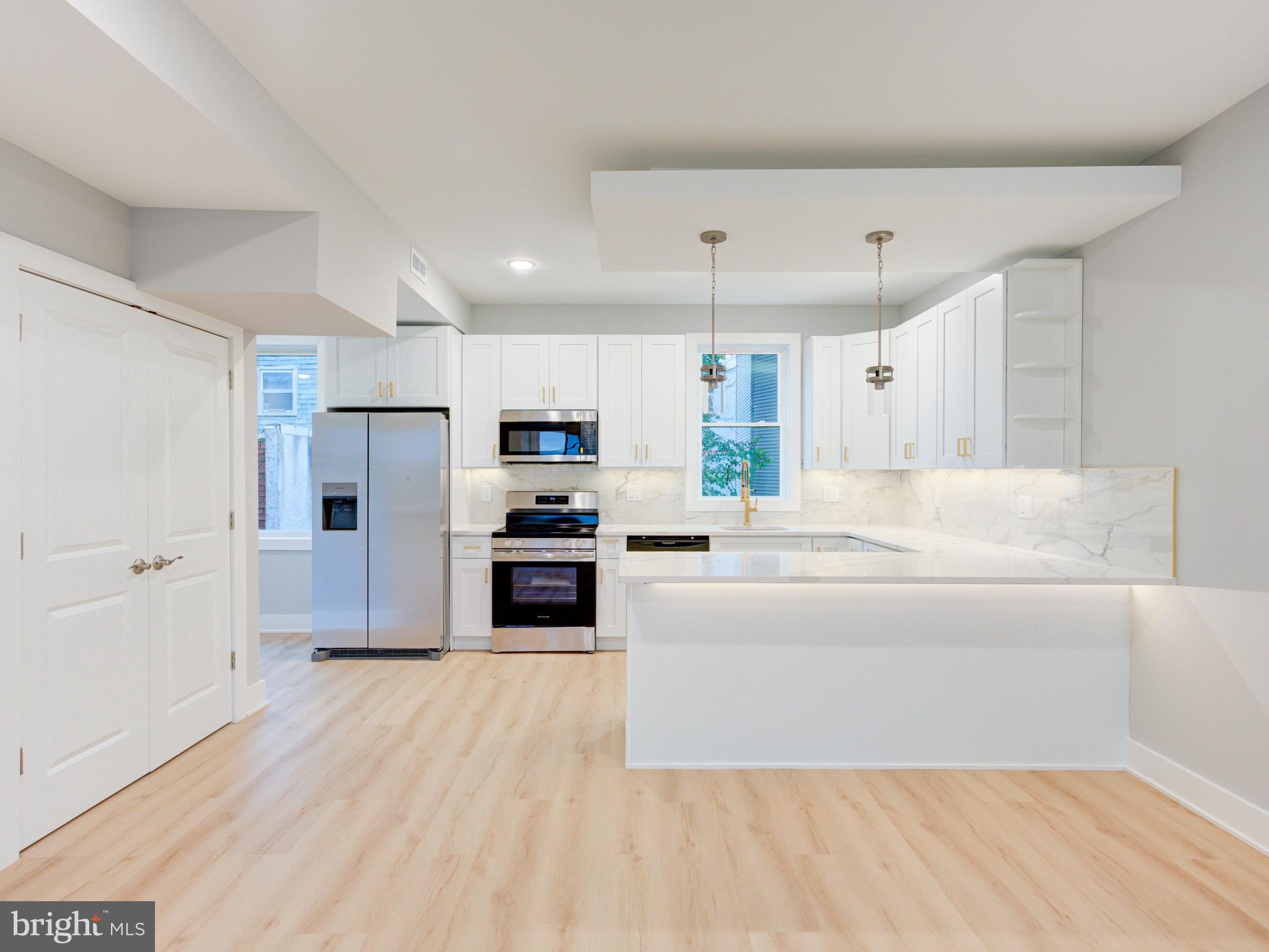 1933 N LEITHGOW STREET 35