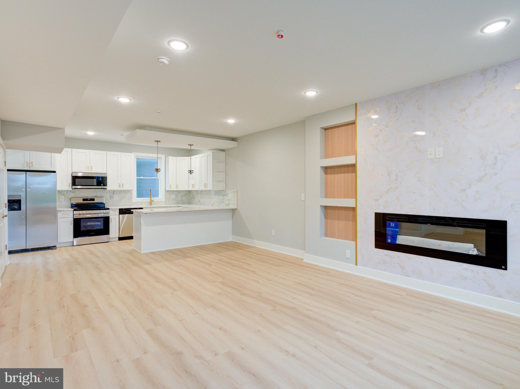 1933 N LEITHGOW STREET 35