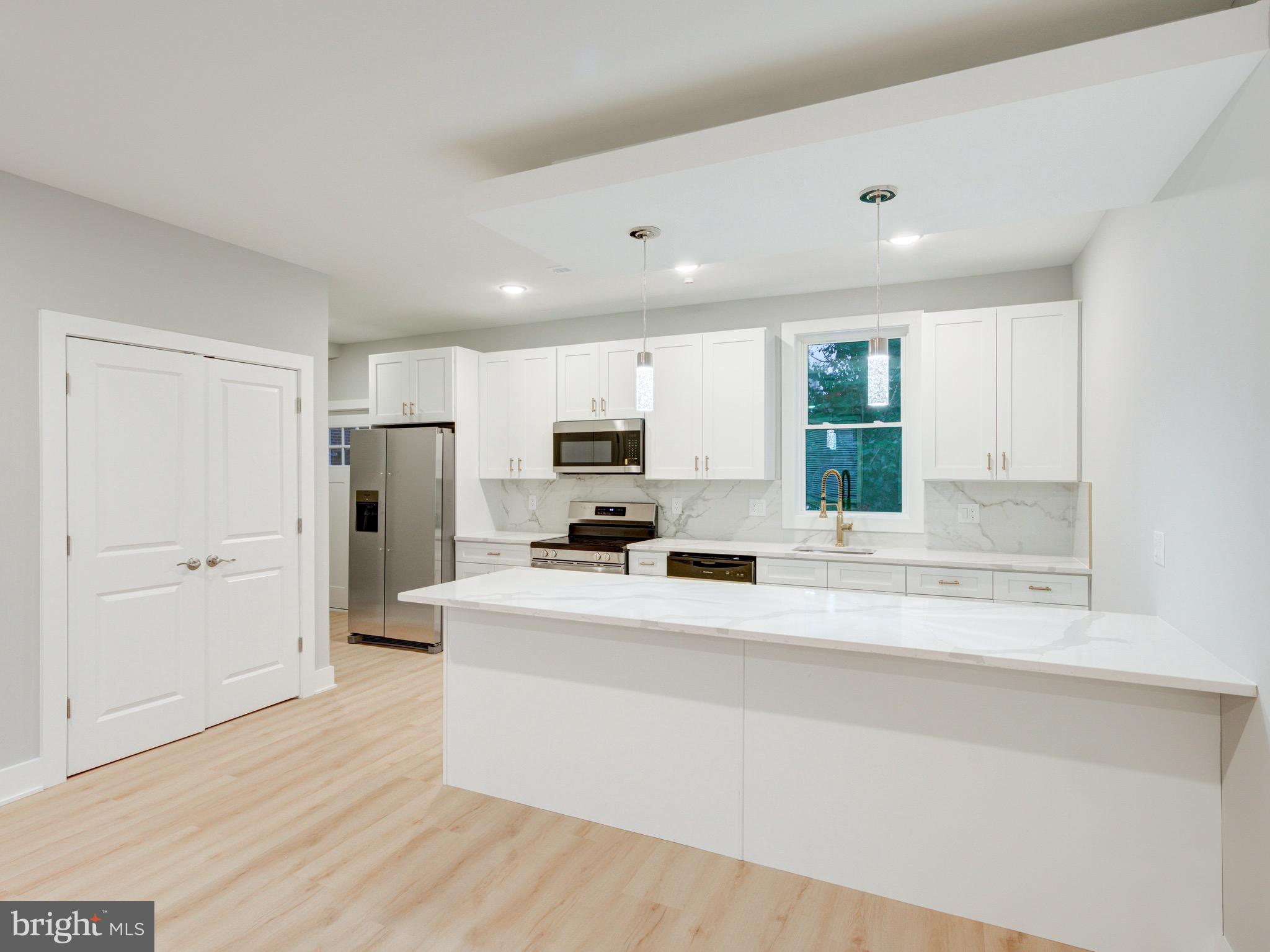 1933 N LEITHGOW STREET 35