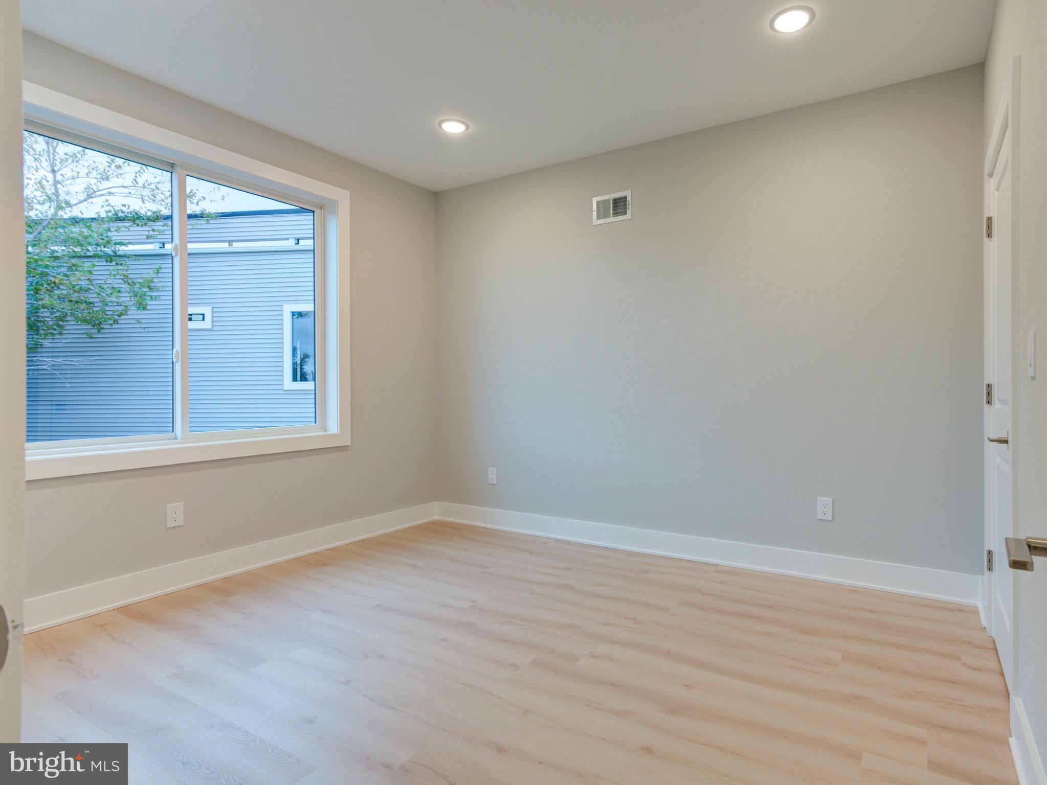 1933 N LEITHGOW STREET 35