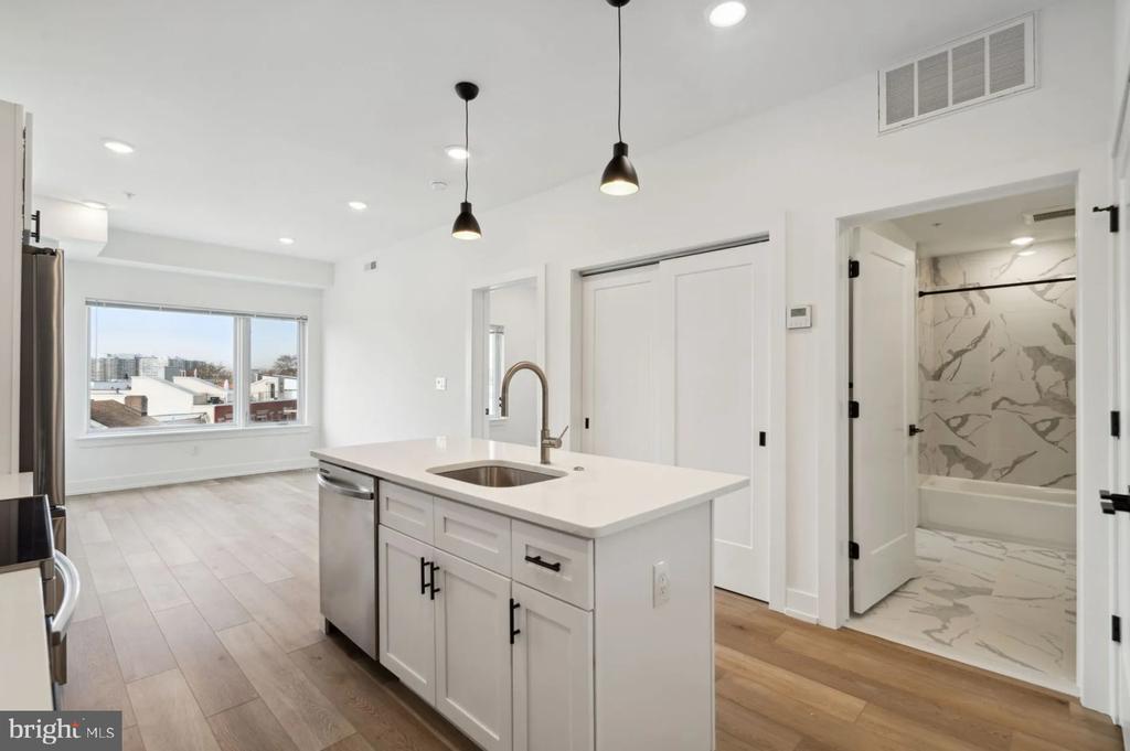 901 LELAND 1B-210