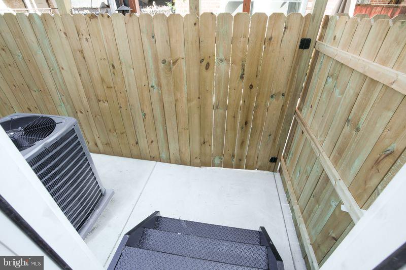 1937 N LEITHGOW STREET