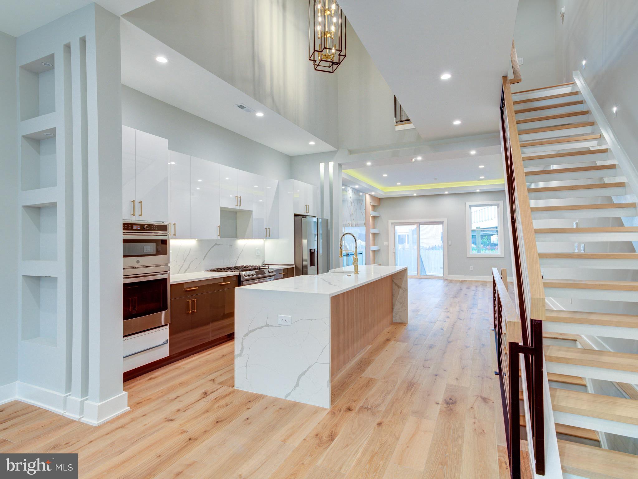 1019 E PALMER STREET