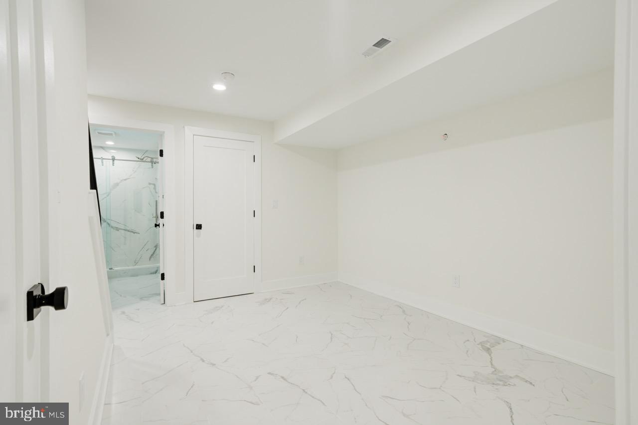 2619 E HUNTINGDON STREET