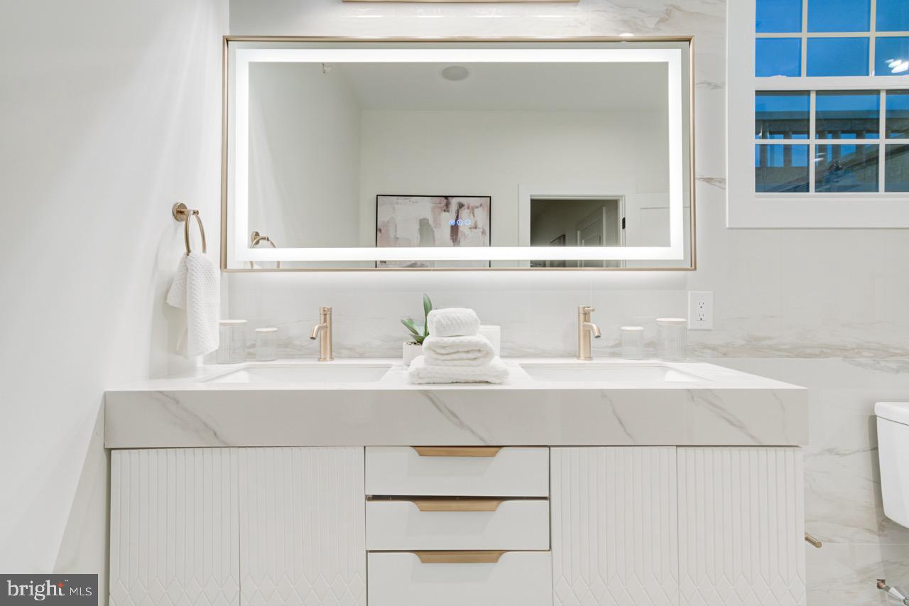 2619 E HUNTINGDON STREET