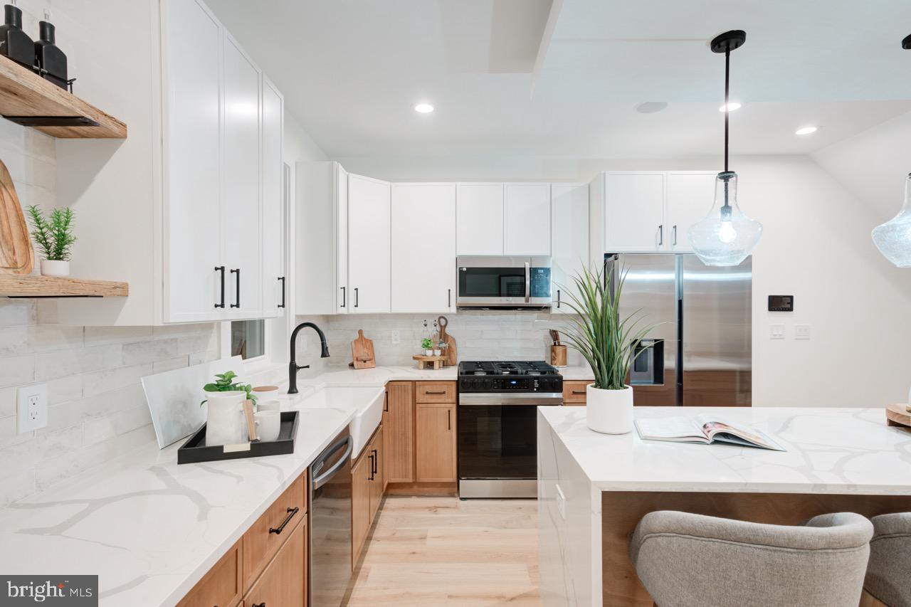 2619 E HUNTINGDON STREET