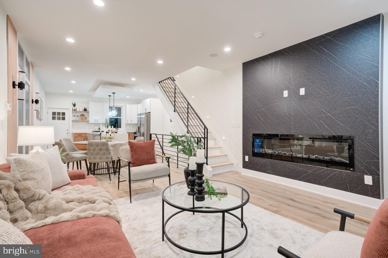 2619 E HUNTINGDON STREET