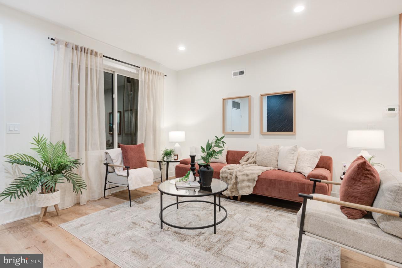 2621 E HUNTINGDON STREET