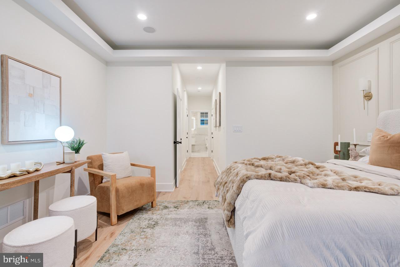 2621 E HUNTINGDON STREET