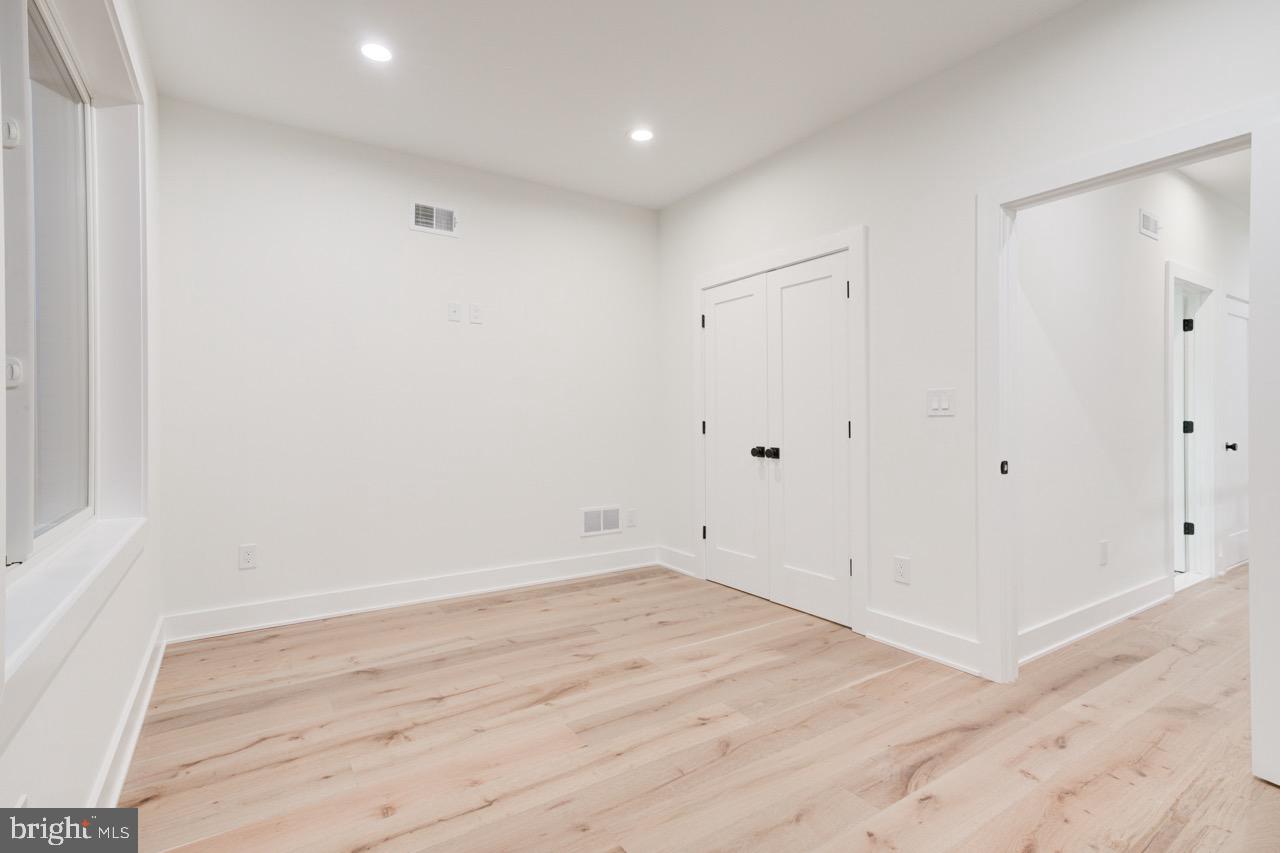 2621 E HUNTINGDON STREET