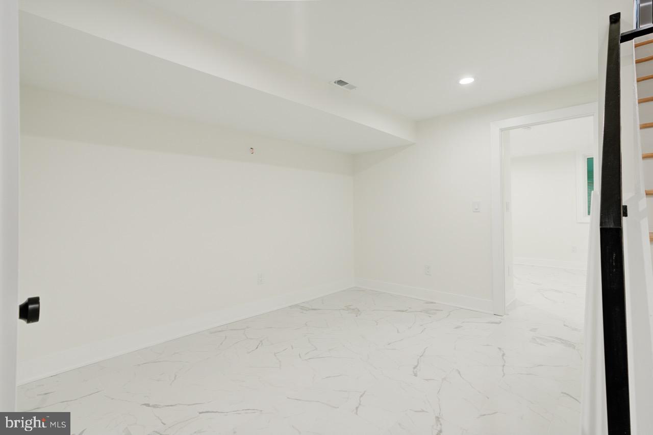 2621 E HUNTINGDON STREET