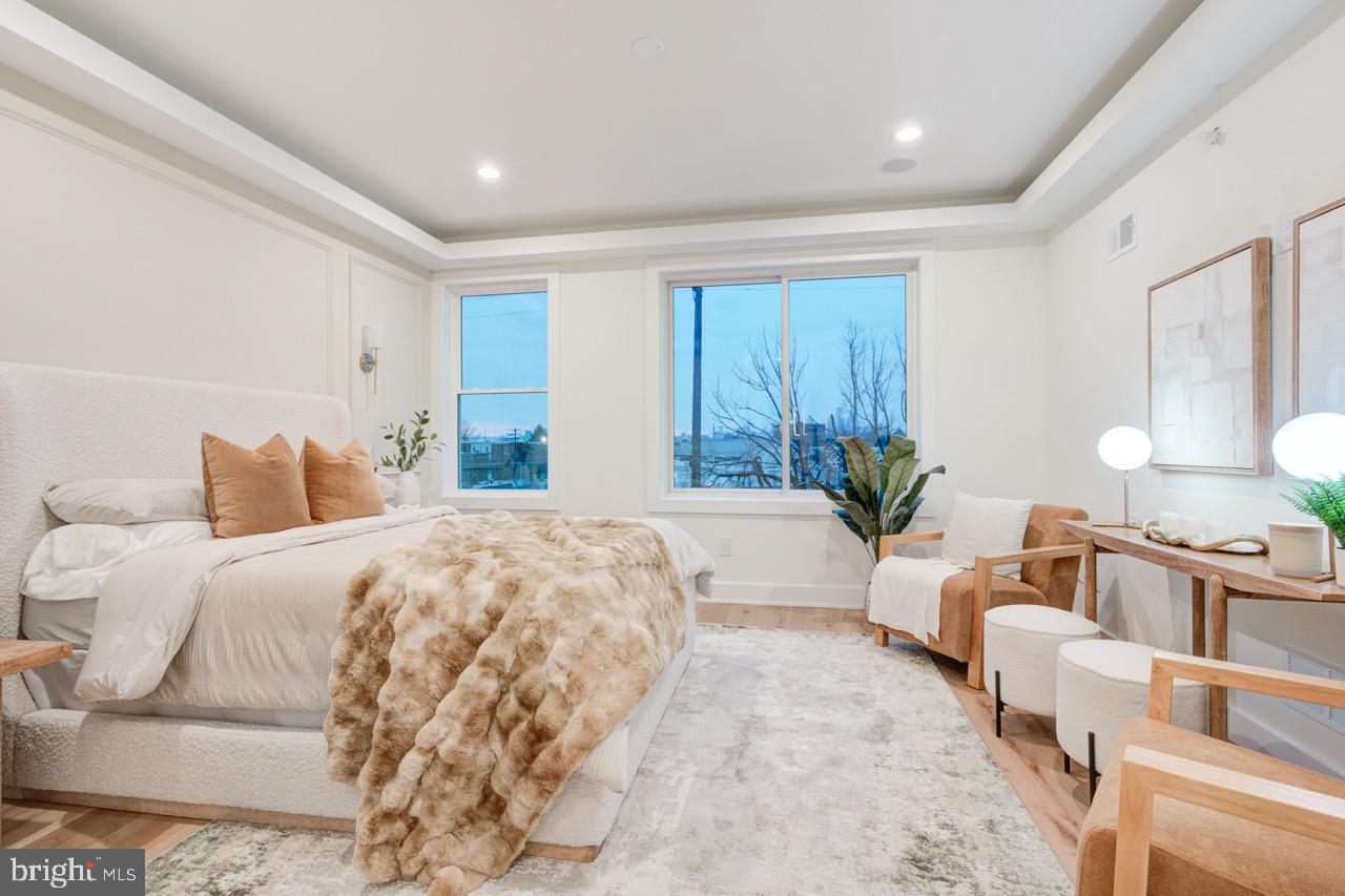 2621 E HUNTINGDON STREET