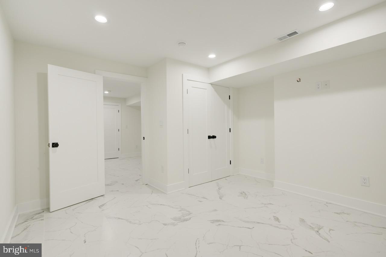 2621 E HUNTINGDON STREET