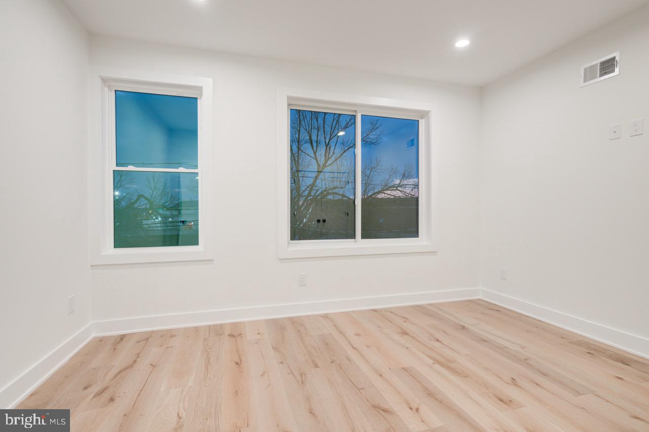 2621 E HUNTINGDON STREET