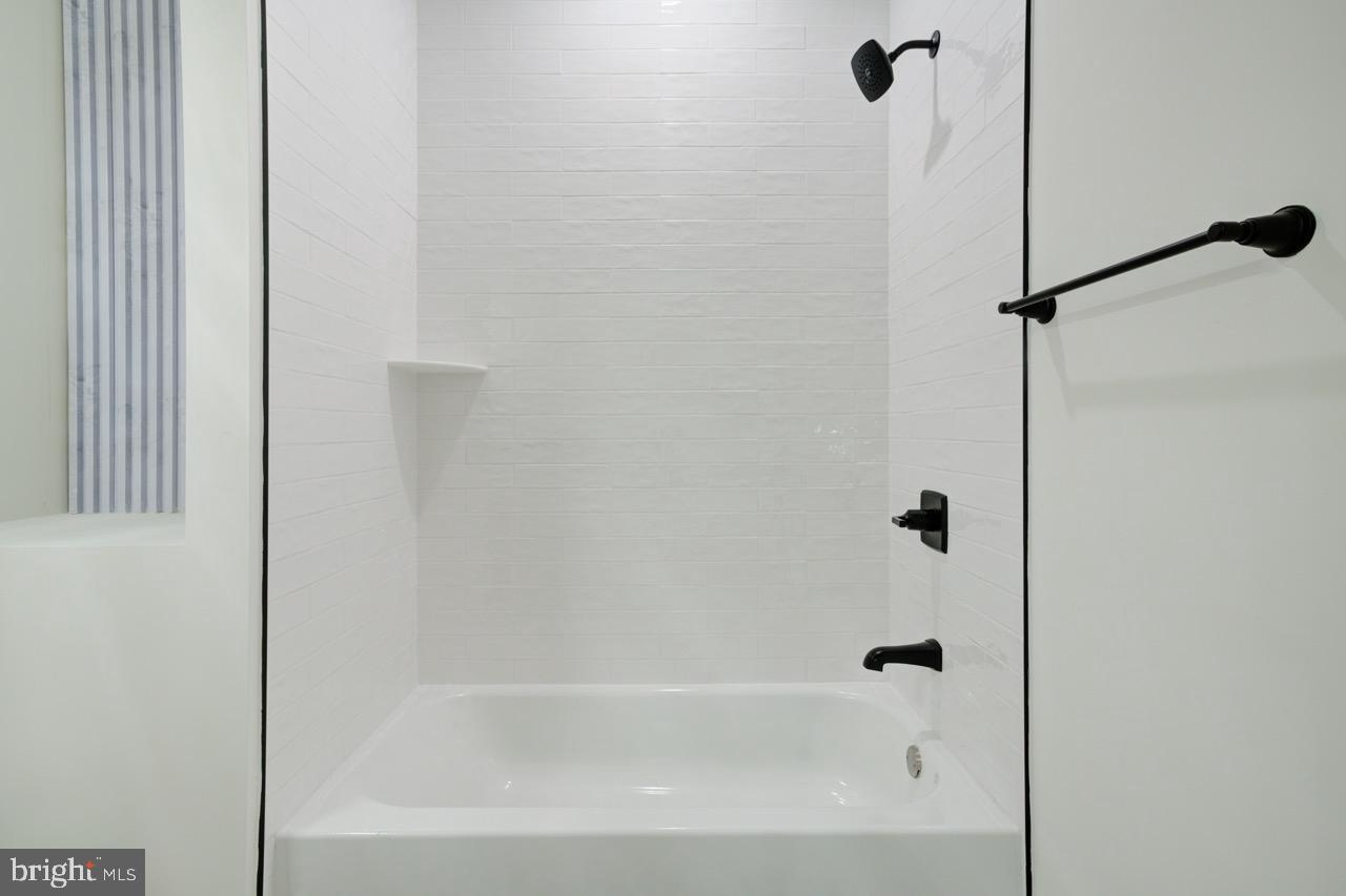 2621 E HUNTINGDON STREET