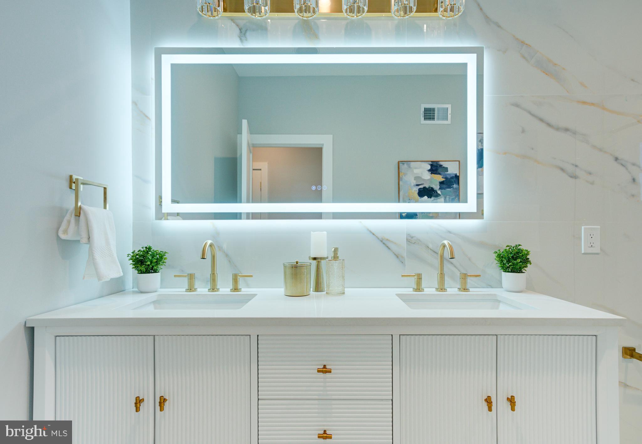 1019 E PALMER STREET