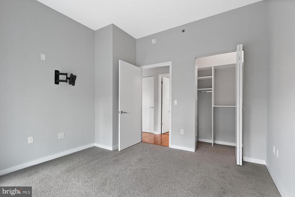 2101 MARKET STREET 305