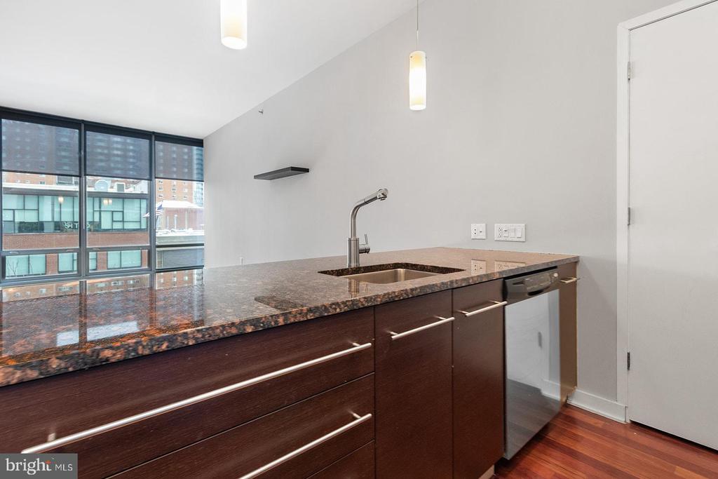 2101 MARKET STREET 305