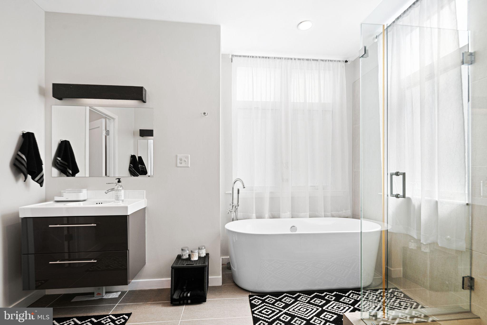 842 N LEITHGOW STREET