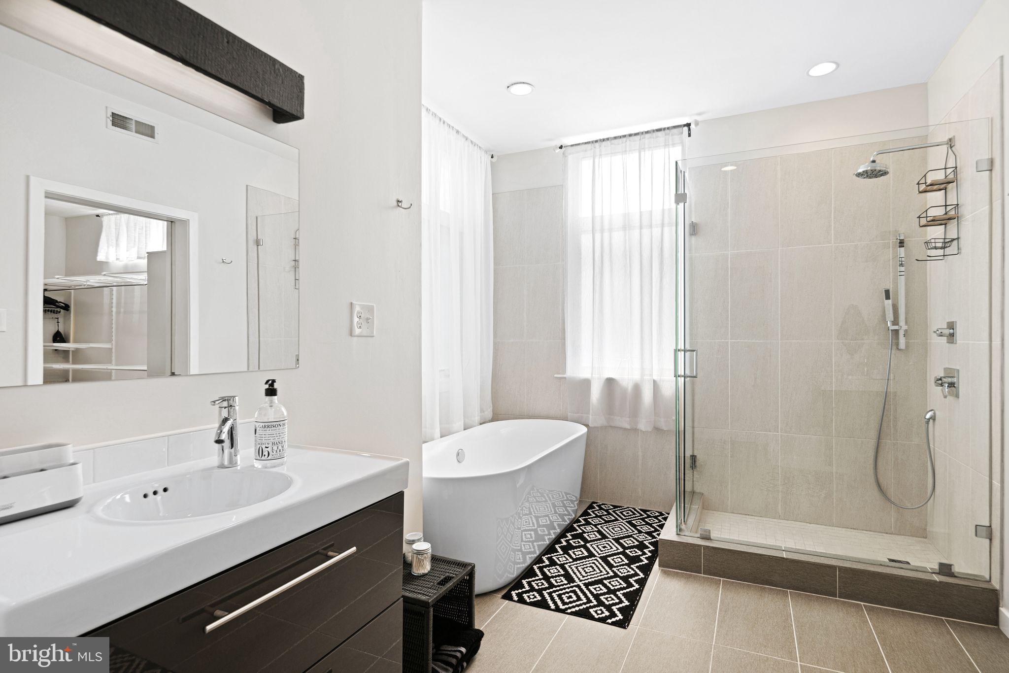 842 N LEITHGOW STREET