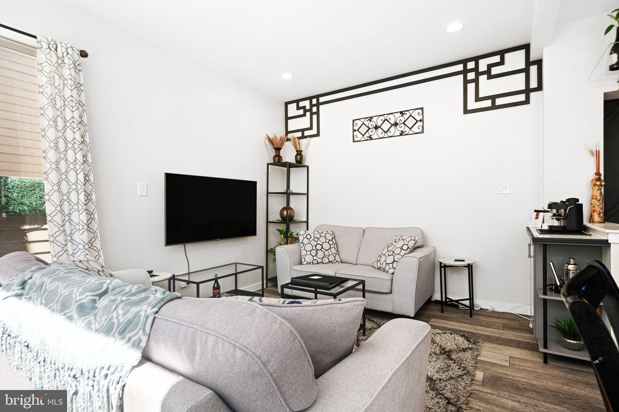 842 N LEITHGOW STREET