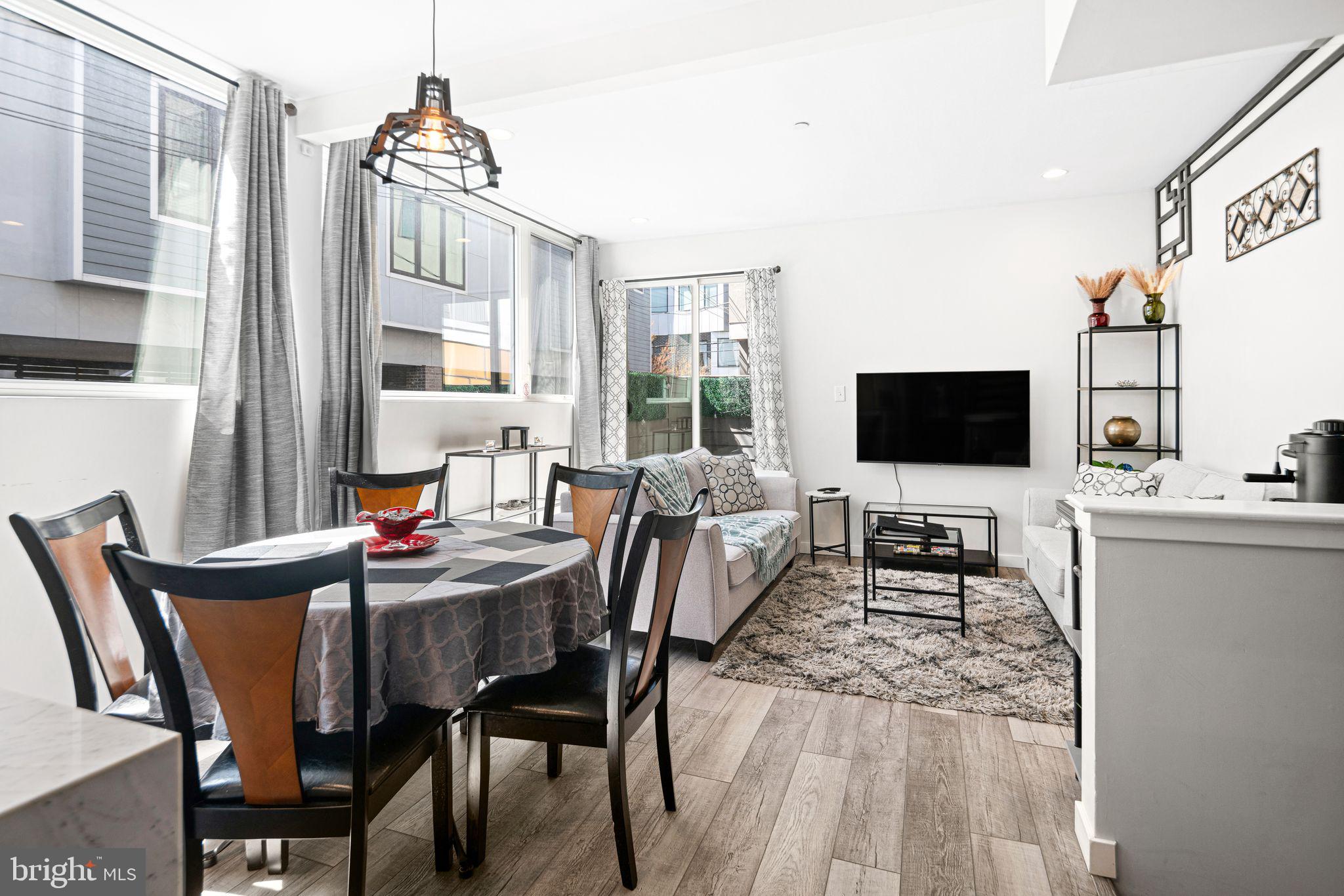 842 N LEITHGOW STREET