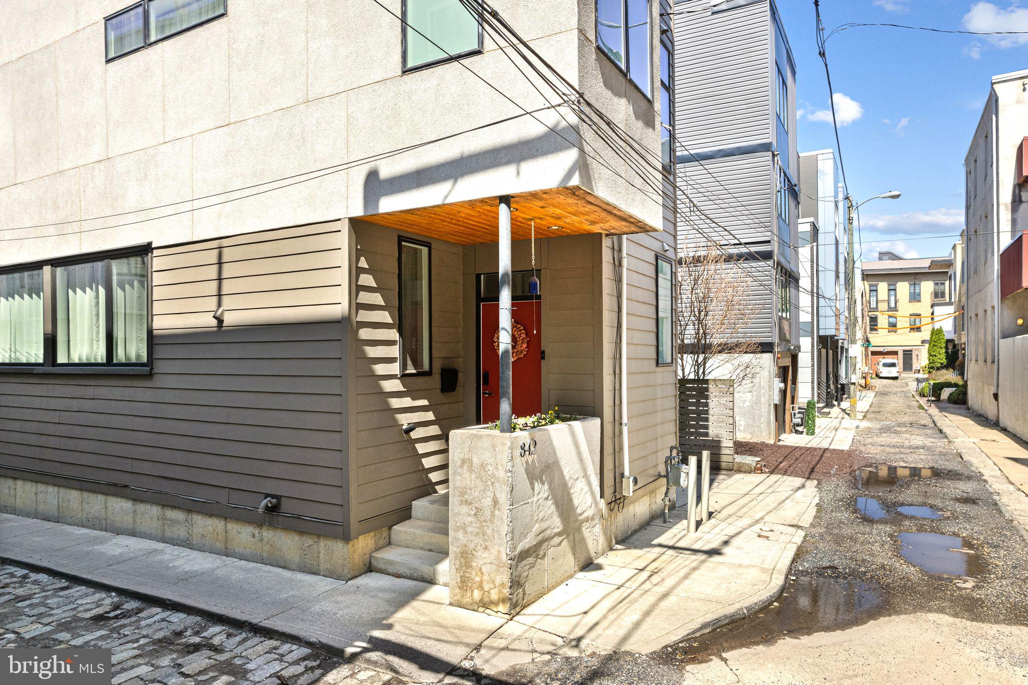 842 N LEITHGOW STREET