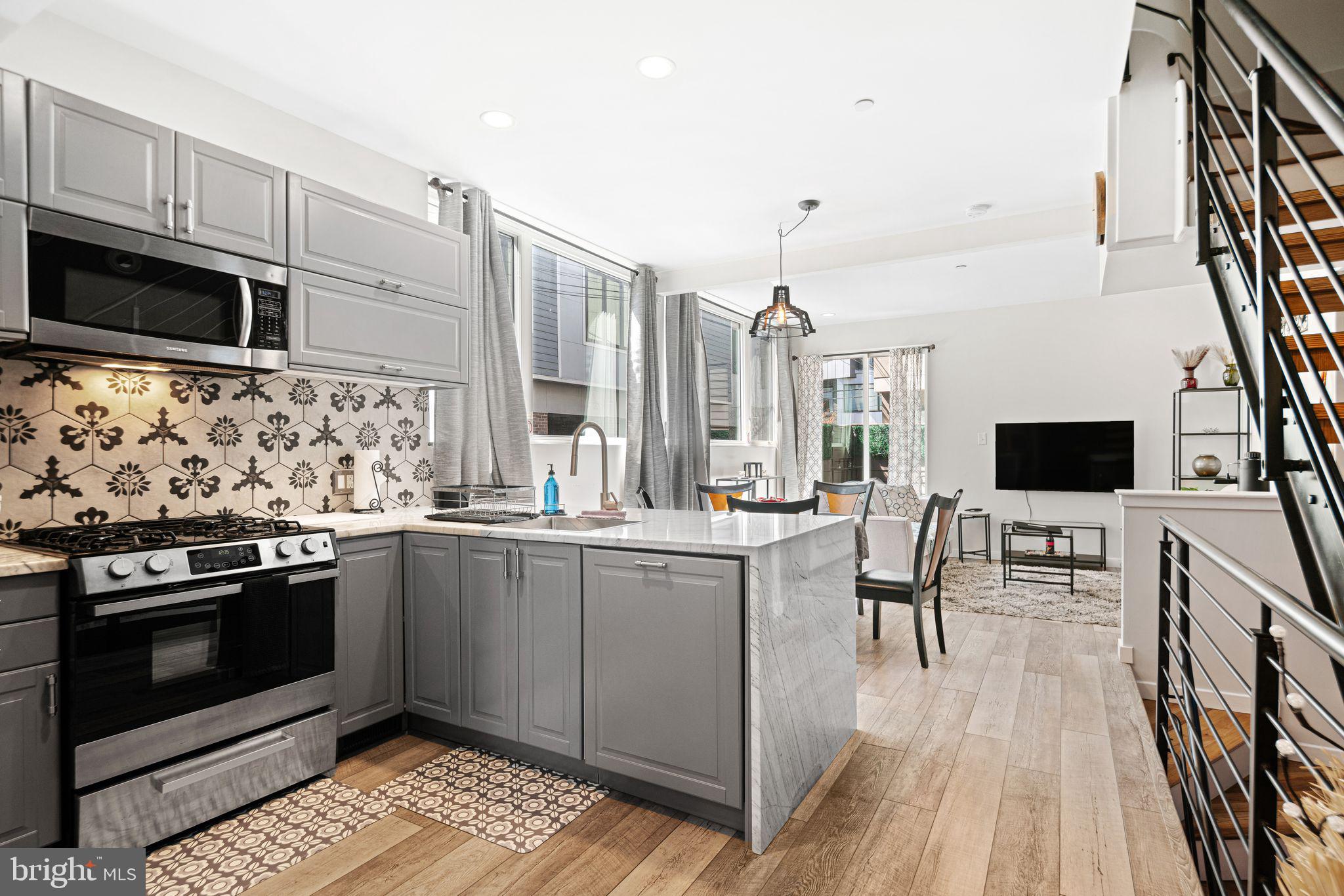 842 N LEITHGOW STREET