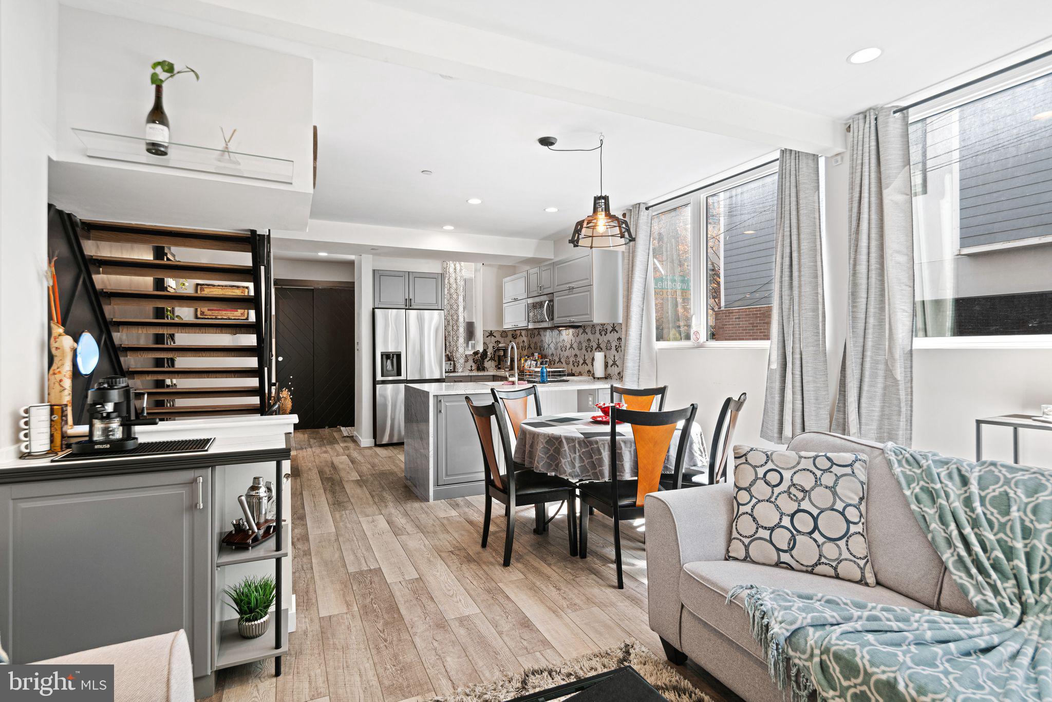 842 N LEITHGOW STREET