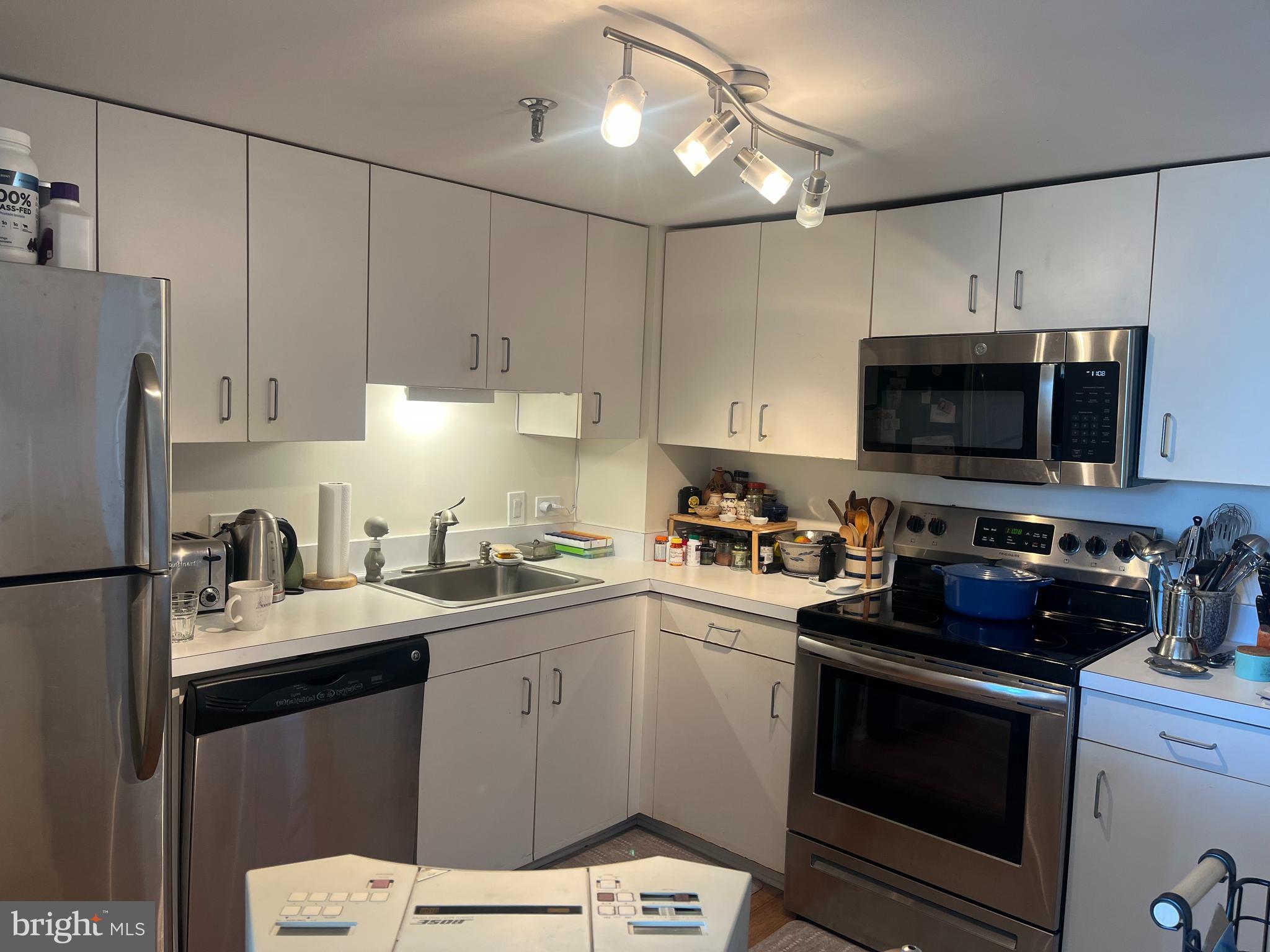 2001 HAMILTON STREET 00 504