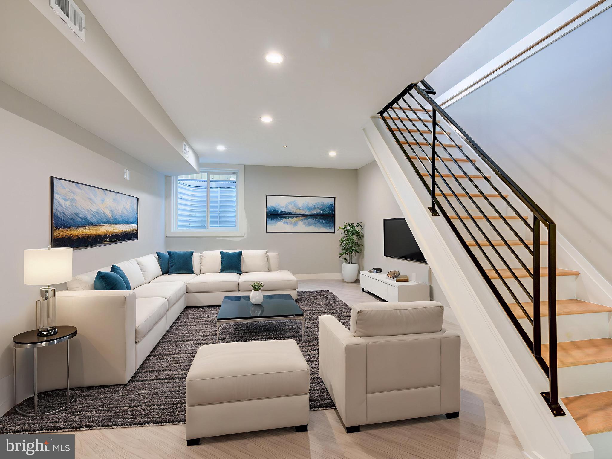 1939 N LEITHGOW STREET