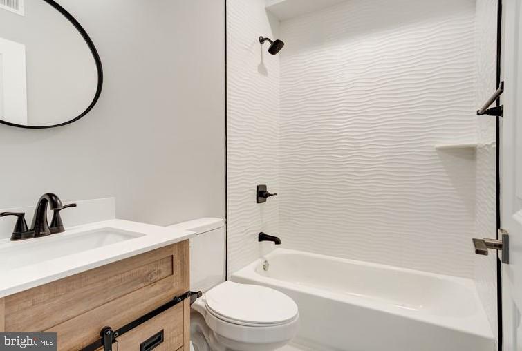 1943 N LEITHGOW STREET