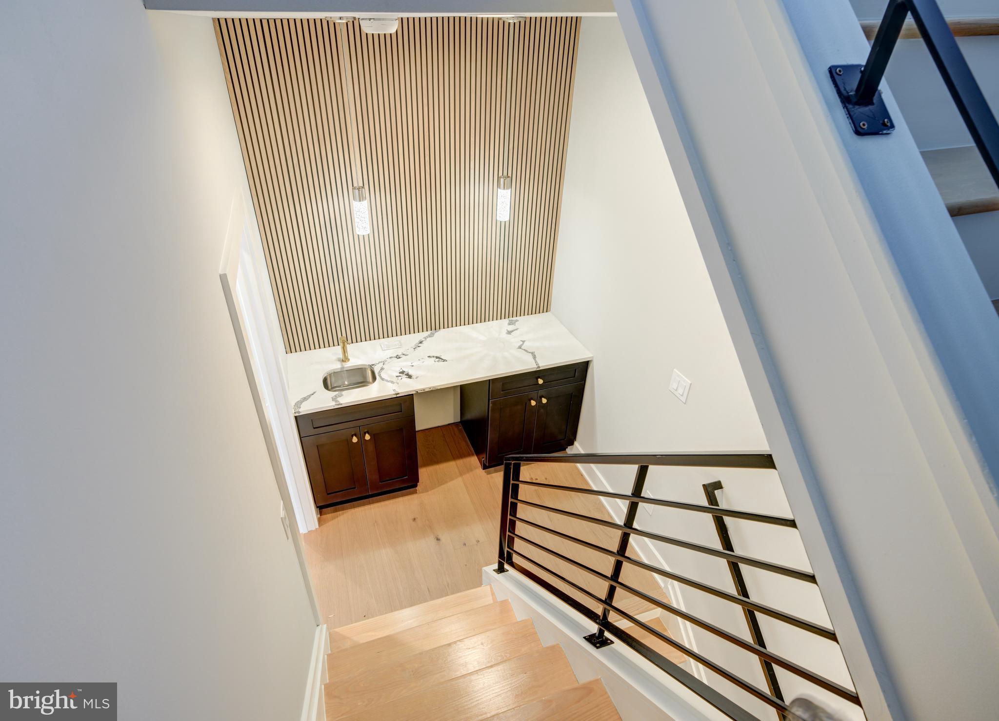 1943 N LEITHGOW STREET