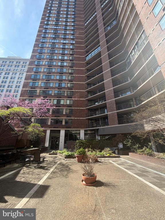 1420 LOCUST STREET 00 24J