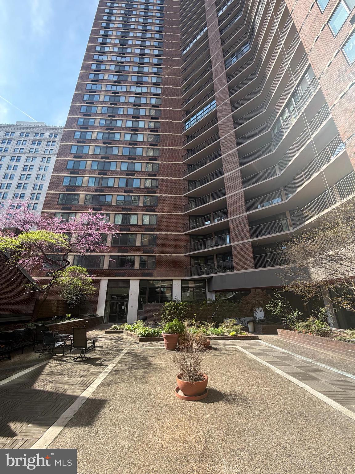 1420 LOCUST STREET 00 24J